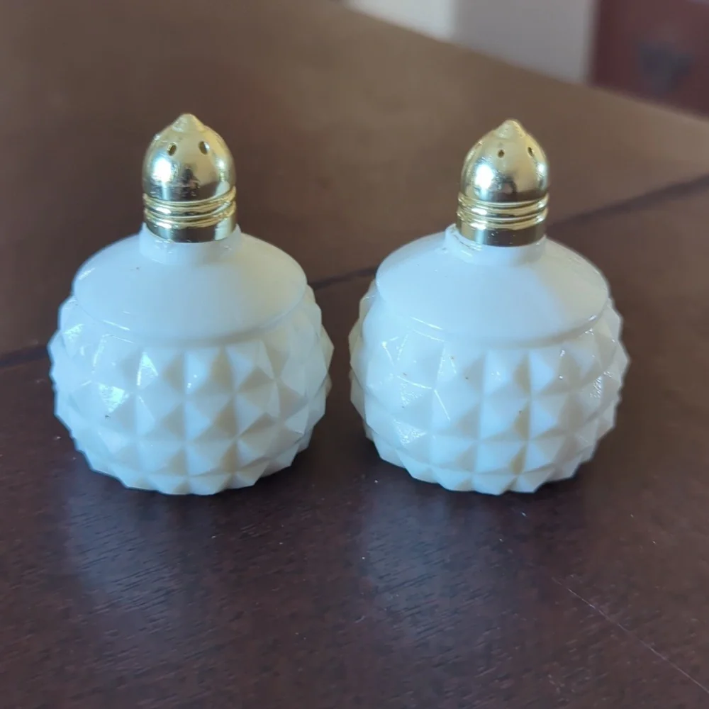 Vintage Hob Knob Milk Glass Salt & Pepper Made in Japan - Picture 5 of 5